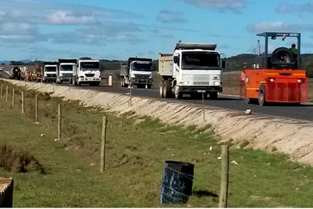 Die samestelling van die â€˜teertreinâ€™ wanneer bitum gespuit en klipskerwe gestrooi word met die aanbring van â€˜n Kaapse seÃ«l